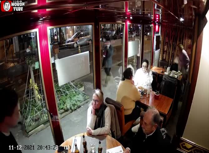 Video :One person is killed and twenty are injured when a Tesla crashes into Paris